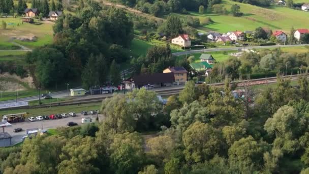 Schöne Landschaft Bahnhof Uherce Mineralne Bieszczady Luftaufnahme Polen Hochwertiges Filmmaterial — Stockvideo