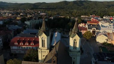 Güzel Tower Cross Kilisesi Eski kasaba Sanok Havadan Polonya. Yüksek kalite 4k görüntü