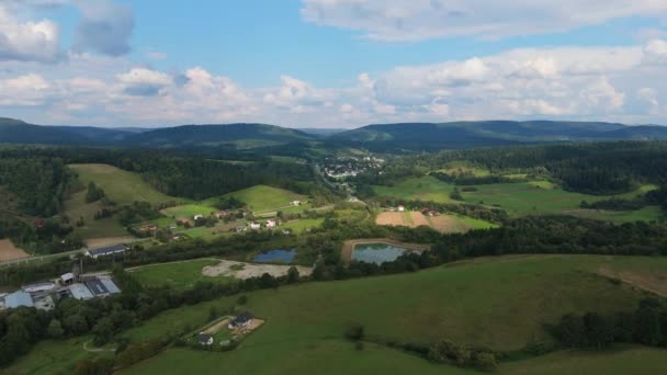 Schöne Landschaft Teich Berge Bieszczady Uherce Mineralne Luftaufnahme Polen Hochwertiges — Stockvideo