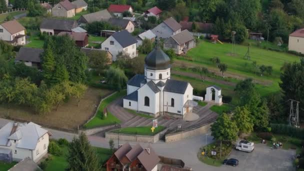 Igreja Bonita Downtown Myczkowce Vista Aérea Polónia Imagens Alta Qualidade — Vídeo de Stock