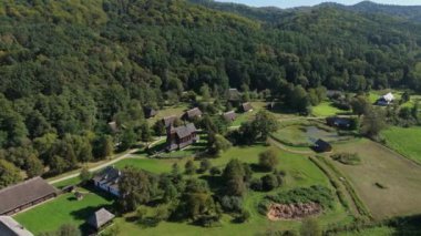 Güzel Peyzaj Kilisesi Açık Hava Müzesi Skansen Sanok Hava Görüntüsü Polonya. Yüksek kalite 4k görüntü