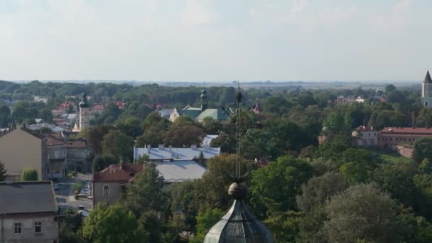 美丽的塔楼穿过古城教堂Jaroslaw Aerial View Poland 高质量的4K镜头 — 图库视频影像