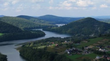 Güzel Peyzaj Gölü Solina Dağları Bieszczady Hava Görüntüsü Polonya. Yüksek kalite 4k görüntü