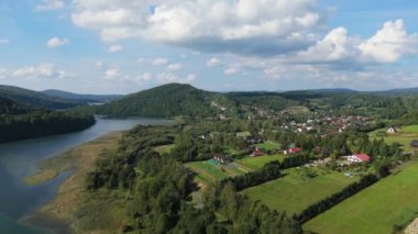 Güzel Peyzaj Gölü Solina Dağları Bieszczady Hava Görüntüsü Polonya. Yüksek kalite 4k görüntü