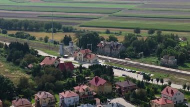 Güzel Manzara Tren İstasyonu Radymno Hava Manzaralı Polonya. Yüksek kalite 4k görüntü