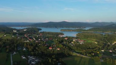 Güzel manzara Polanczyk Gölü Solina Bieszczady Hava Görüntüsü Polonya. Yüksek kalite 4k görüntü