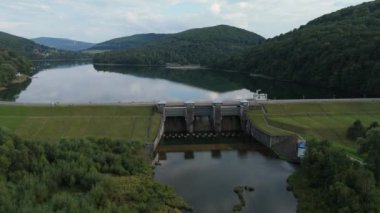 Güzel Manzara Barajı Myczkowce Gölü Dağları Bieszczady Hava Görüntüsü Polonya. Yüksek kalite 4k görüntü