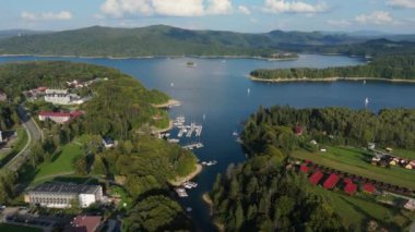 Güzel peyzaj Polanczyk Gölü Solina Bieszczady Hava Görüntüsü Polonya. Yüksek kalite 4k görüntü