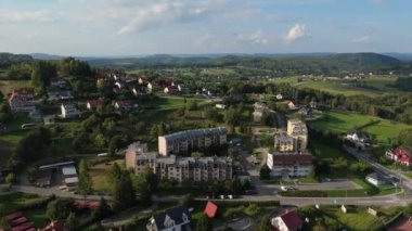 Güzel Peyzaj Evleri Dağları Bieszczady Polanczyk Hava Görüntüsü Polonya. Yüksek kalite 4k görüntü