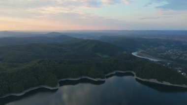 Güzel Peyzaj Gölü Solina Dağları Bieszczady Hava Görüntüsü Polonya. Yüksek kalite 4k görüntü