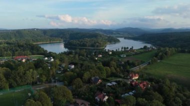Güzel manzara Polanczyk Gölü Solina Bieszczady Hava Görüntüsü Polonya. Yüksek kalite 4k görüntü