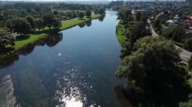 Güzel Peyzaj Nehri San Sanok Hava Manzarası Polonya. Yüksek kalite 4k görüntü
