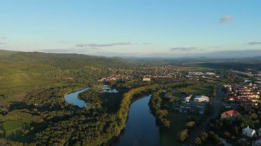 Güzel Manzara Nehri San Sanok Dağları Bieszczady Hava Manzarası Polonya. Yüksek kalite 4k görüntü
