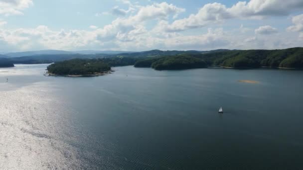 Красивый Пейзаж Лодка Озеро Солина Горы Бещады Воздушный Вид Польши — стоковое видео