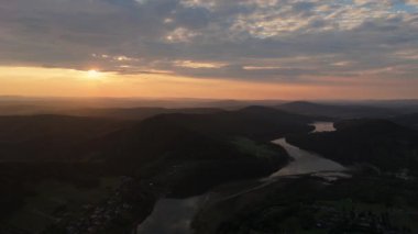 Güzel Manzara Günbatımı Dağları Bieszczady Gölü Solina Havacılık Manzarası Polonya. Yüksek kalite 4k görüntü