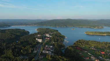 Güzel manzara Polanczyk Gölü Solina Bieszczady Hava Görüntüsü Polonya. Yüksek kalite 4k görüntü
