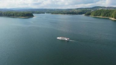 Güzel manzara teknesi Solina Gölü Dağları Bieszczady Hava Manzarası Polonya. Yüksek kalite 4k görüntü