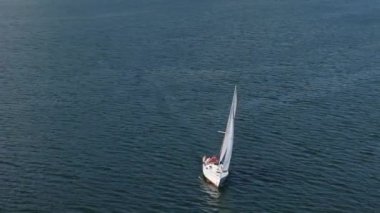 Güzel peyzaj teknesi Solina Gölü Bieszczady Hava Manzarası Polonya. Yüksek kalite 4k görüntü