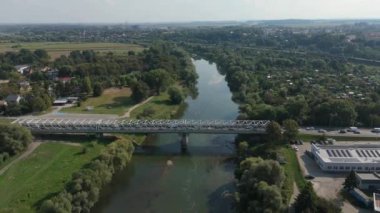 Güzel Köprü Nehri San Jaroslaw Hava Manzarası Polonya. Yüksek kalite 4k görüntü