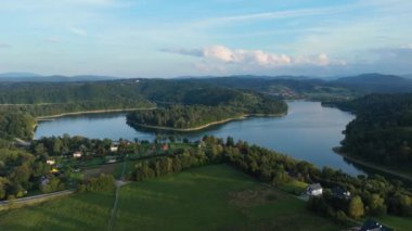 Güzel manzara Polanczyk Gölü Solina Bieszczady Hava Görüntüsü Polonya. Yüksek kalite 4k görüntü