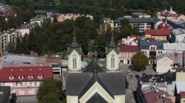 Güzel Peyzaj Kilisesi Sanok Kasabası Havadan Polonya. Yüksek kalite 4k görüntü