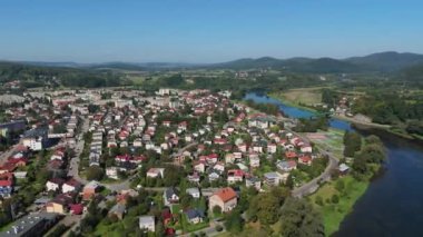 Güzel Peyzaj Nehri San Housing Malikânesi Sanok Hava Manzarası Polonya. Yüksek kalite 4k görüntü