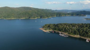 Polanczyk Gölü, Polanczyk Burnu Solina Bieszczady Hava Görüntüsü Polonya. Yüksek kalite 4k görüntü