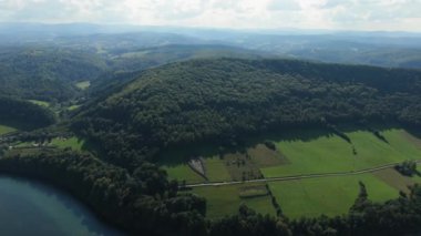 Bieszczady Dağları 'ndaki peyzaj kalbi Solina Aerial View Poland. Yüksek kalite 4k görüntü