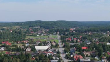 Güzel Manzara Dağ Ormanı Krasnobrod Hava Manzaralı Polonya. Yüksek kalite 4k görüntü