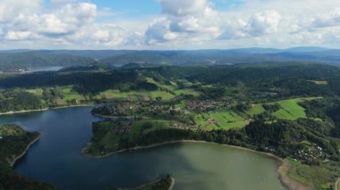 Güzel Peyzaj Dağları Bieszczady Wolkowyja Gölü Solina Havacılık Görünümü Polonya. Yüksek kalite 4k görüntü