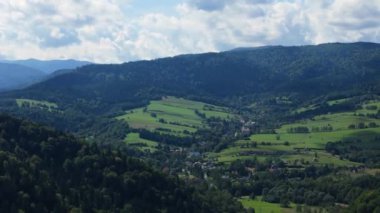 Güzel Peyzaj Dağları Bieszczady Wolkowyja Hava Manzarası Polonya. Yüksek kalite 4k görüntü