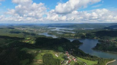 Güzel Peyzaj Dağları Bieszczady Wolkowyja Gölü Solina Havacılık Görünümü Polonya. Yüksek kalite 4k görüntü