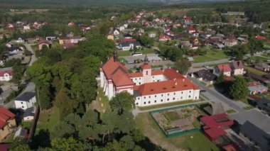 Güzel Peyzaj Kilisesi Krasnobrod Hava Manzarası Polonya. Yüksek kalite 4k görüntü