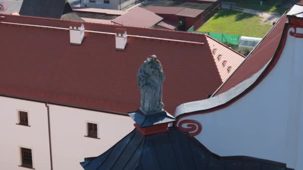 Escultura Sobre Igreja Krasnobrod Vista Aérea Polônia Imagens Alta Qualidade — Vídeo de Stock