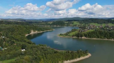 Güzel Peyzaj Dağları Bieszczady Wolkowyja Gölü Solina Havacılık Görünümü Polonya. Yüksek kalite 4k görüntü