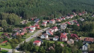Güzel Peyzaj Evleri Ormanı Krasnobrod Hava Görüntüsü Polonya. Yüksek kalite 4k görüntü