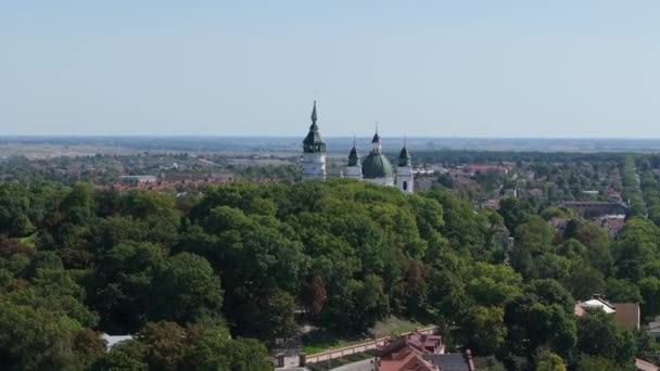 Hermosa Basílica Landscape Hill Vista Aérea Chelm Polonia Imágenes Alta — Vídeo de stock
