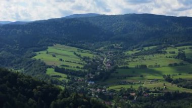 Güzel Manzara Ormanı Dağları Bieszczady Wolkowyja Hava Görüntüsü Polonya. Yüksek kalite 4k görüntü