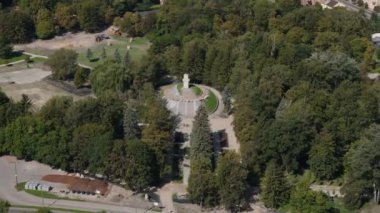 Düşen Askerler Anıtı Chelm Havacılık Manzarası Polonya 'yı parkediyor. Yüksek kalite 4k görüntü