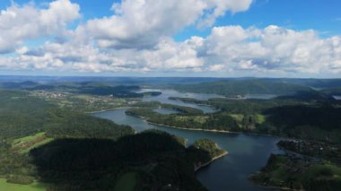 Güzel Peyzaj Dağları Bieszczady Wolkowyja Gölü Solina Havacılık Görünümü Polonya. Yüksek kalite 4k görüntü