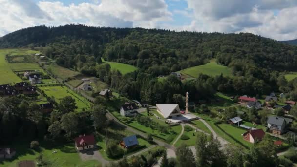 Vackra Landskap Mountain Bieszczady Church Wolkowyja Flygfoto Polen Högkvalitativ Film — Stockvideo