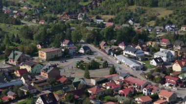 Şehir merkezinin güzel manzarası Krasnobrod Hava Manzarası Polonya. Yüksek kalite 4k görüntü