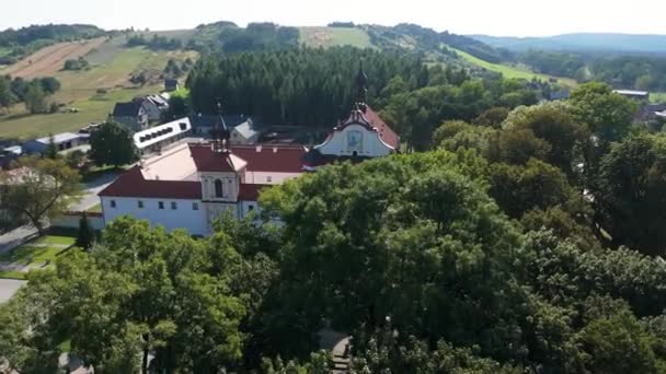 美丽的教堂Krasnobrod Aerial View Poland 高质量的4K镜头 — 图库视频影像