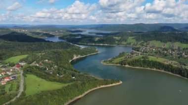 Güzel Peyzaj Dağları Bieszczady Wolkowyja Gölü Solina Havacılık Görünümü Polonya. Yüksek kalite 4k görüntü