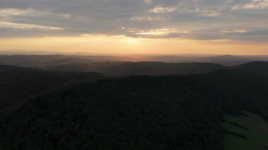 Güzel Manzara Günbatımı Dağları Bieszczady Solina Hava Görüntüsü Polonya. Yüksek kalite 4k görüntü