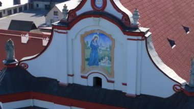Krasnobrod Kilisesi 'nin kutsal resmi. Hava manzaralı Polonya. Yüksek kalite 4k görüntü