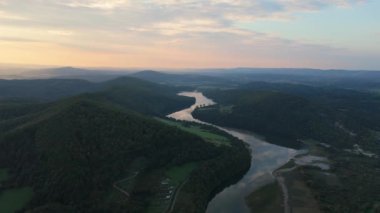Güzel Peyzaj Gölü Solina Dağları Bieszczady Hava Görüntüsü Polonya. Yüksek kalite 4k görüntü