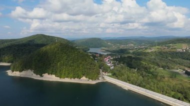 Güzel manzara Barajı Solina Gölü Bieszczady Hava Görüntüsü Polonya. Yüksek kalite 4k görüntü