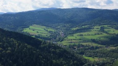 Güzel Peyzaj Ormanı Dağı Bieszczady Wolkowyja Hava Manzarası Polonya. Yüksek kalite 4k görüntü