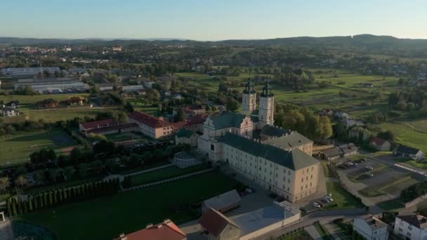 美しい風景 聖書の庭 バシリカ スタラ ウィーズ 空中ビュー ポーランド 高品質の4K映像 — ストック動画